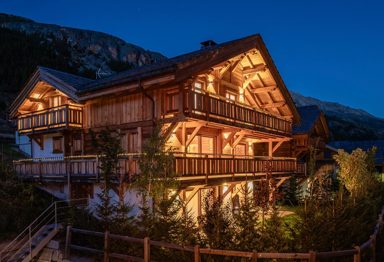 Chalet Le Mélézin — chalet illuminé à la tombée de la nuit